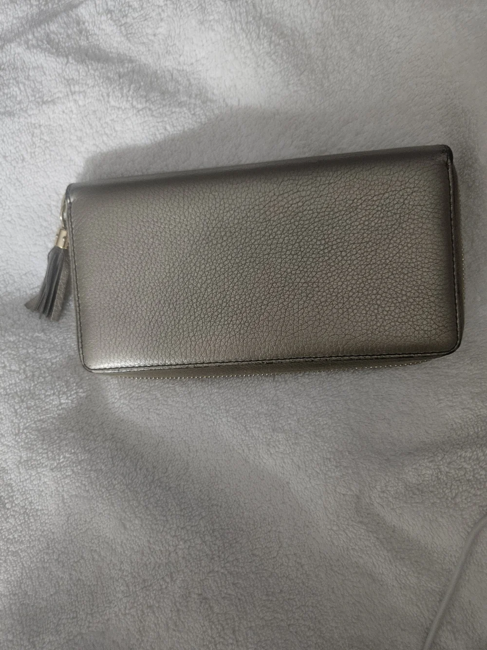 🩷❣️Authentic Gucci Metallic Silver Zip Around Wallet with Tassel - Preowned💝❤️